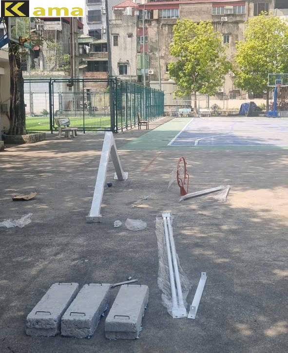 Các bộ phận của trụ bóng rổ KM829 được tập kết tại sân thể thao trước khi lắp đặt